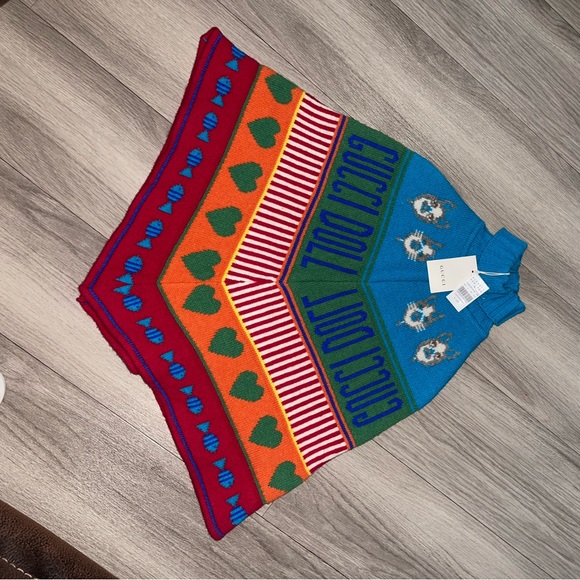 I’m selling this gucci poncho because, my daughter doesn’t like turtle necks. - Picture 4 of 5